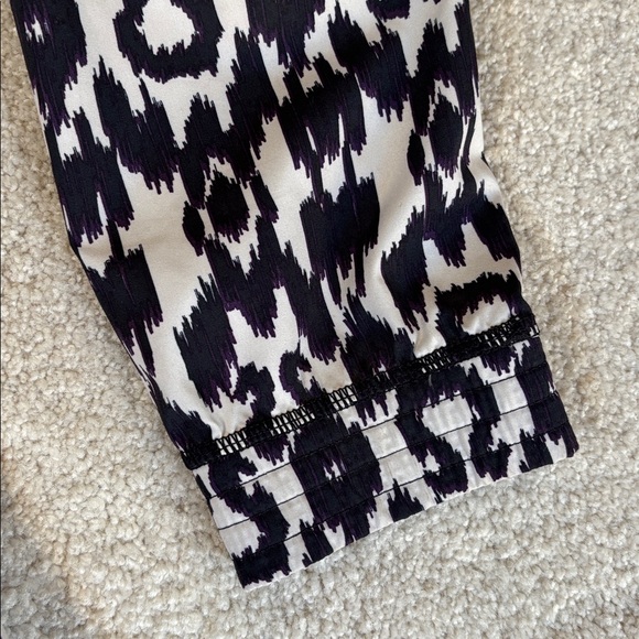 Lululemon Black White Logo 1/2 Zip Hoodie Jacket Lightweight Running Womens 8 - Picture 7 of 15